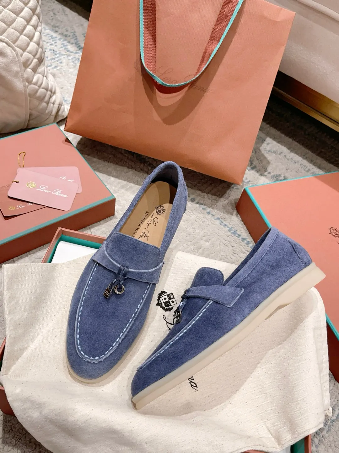 Factory price: 520💰4050 new color. Original purchase, 1⃣️: 1⃣️ folded and developed, Loro Piana professional model to try on feet, quality purchase level, flash sale of common products on the market, welcome to compare, original packaging. Fabric: Imported from Italy🐑High mercerized shearling, Lining: Hand-sewn mark thread in water-dyed cowhide imported from Italy🧵, high-end and elegant. Comfortable on the feet. Size: Women's 35-42 (41, 42) customized, non-returnable, men's 38-45 (46, 47, 48) customized, non-refundable. Fashionable boutiques that you can’t miss, a must-have item
